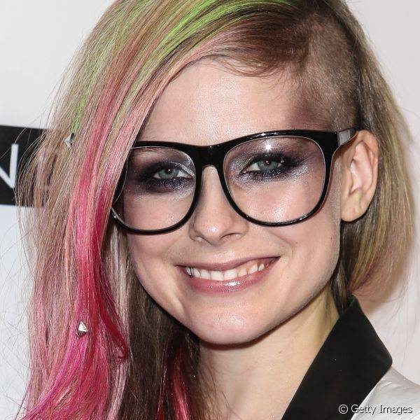 Em uma proposta mais ousada e perfeita para a noite, a cantora Avril Lavigne combinou irreverência tanto na armação quanto na make usada para o evento de divulgação de sua marca de roupas, em 2012